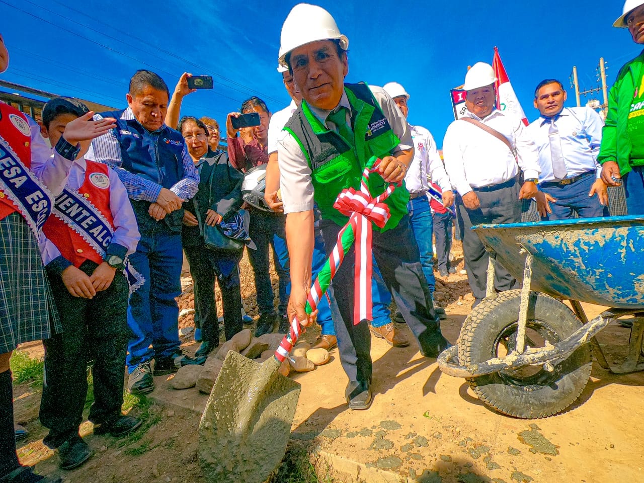 INICIAMOS LA CONSTRUCCIÓN DE TECHOS DE LA ESCUELA SAN PEDRO