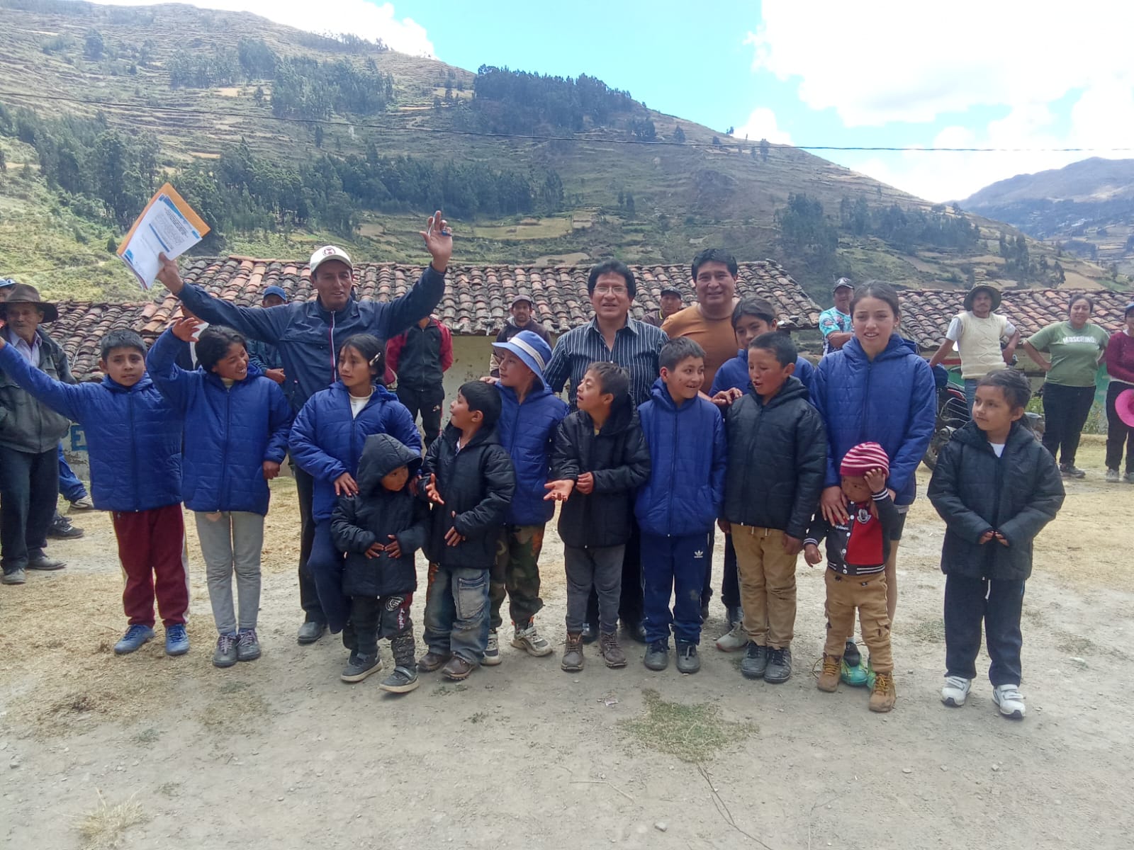 DISTRIBUYEN CASACAS PARA ESTUDIANTES DE 32 COLEGIOS EN HUAMALÍES ANTE BAJAS TEMPERATURAS