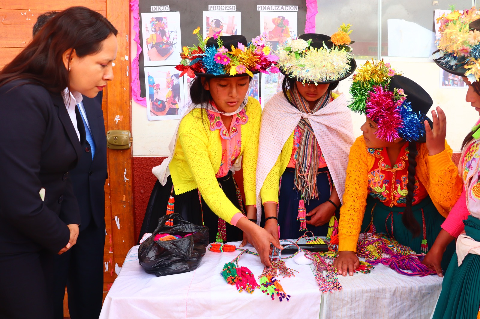 I.E. GREGORIO DURAND ESPINOZA REALIZA I FERIA ARTESANAL TEXTIL