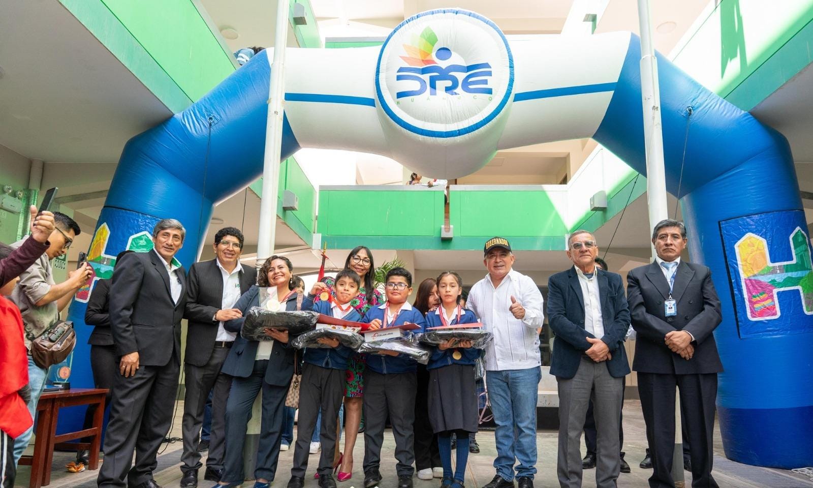 Gobernador de Huánuco Reconoce a Estudiantes Destacados en Concursos Escolares a Nivel Nacional e Internacional