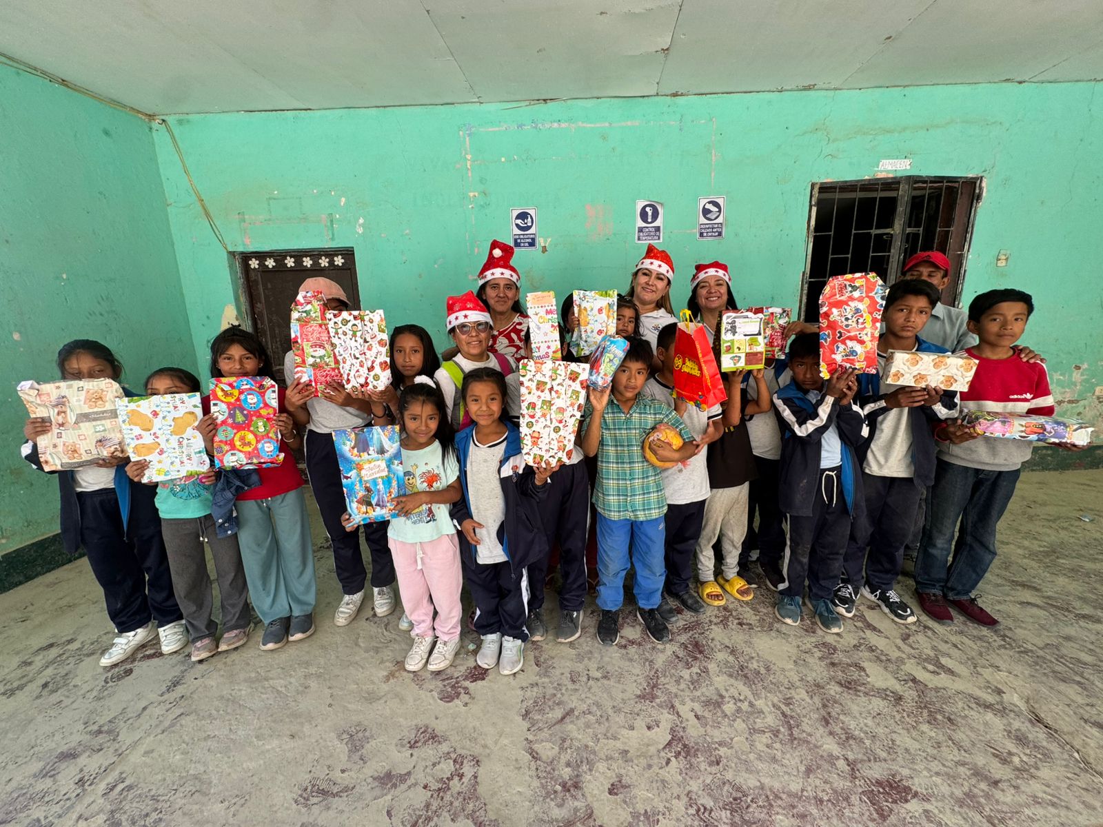 DRE HUÁNUCO LLEVA ALEGRÍA Y REGALOS A ESTUDIANTES DE CHURUBAMBA EN VÍSPERAS DE NAVIDAD