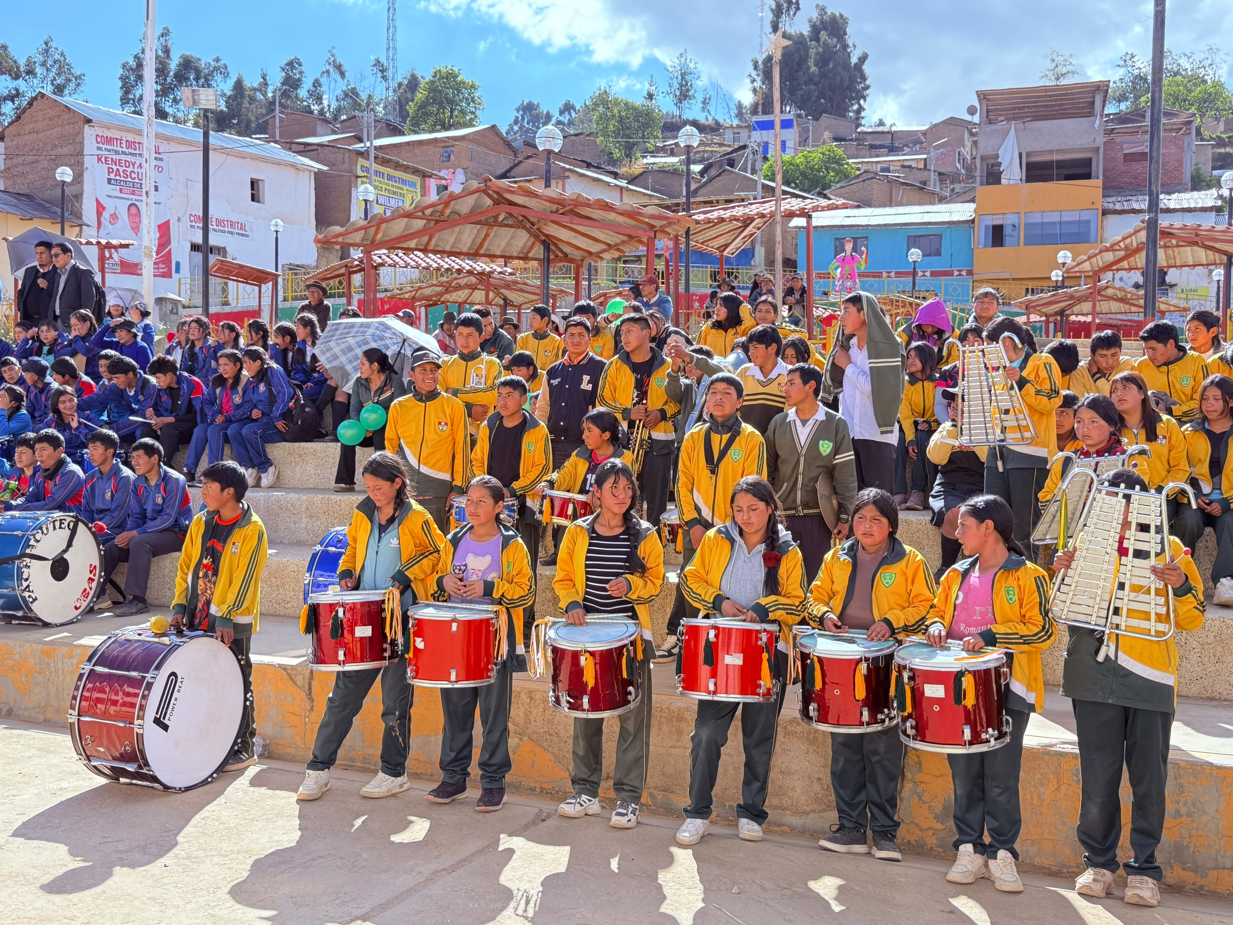 Gobierno Regional de Huánuco entrega por primera vez instrumentos musicales a colegios de Obas para fortalecer la formación artística